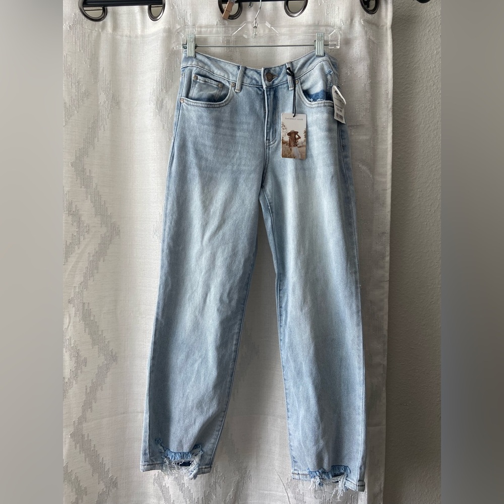 High rise 90’s new jeans.